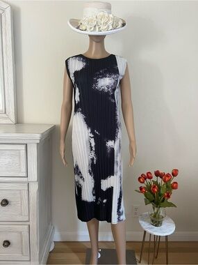 Sleeveless Black & White Pleated Midi Dress
